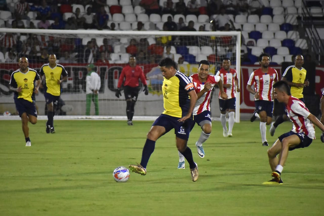 Martín Arzuaga, superando la marca para anotar.