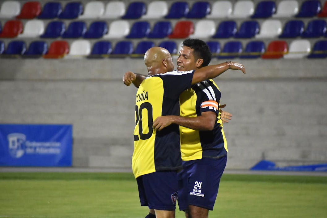  Arzuaga celebrando con el 'Piojo' Acuña'.