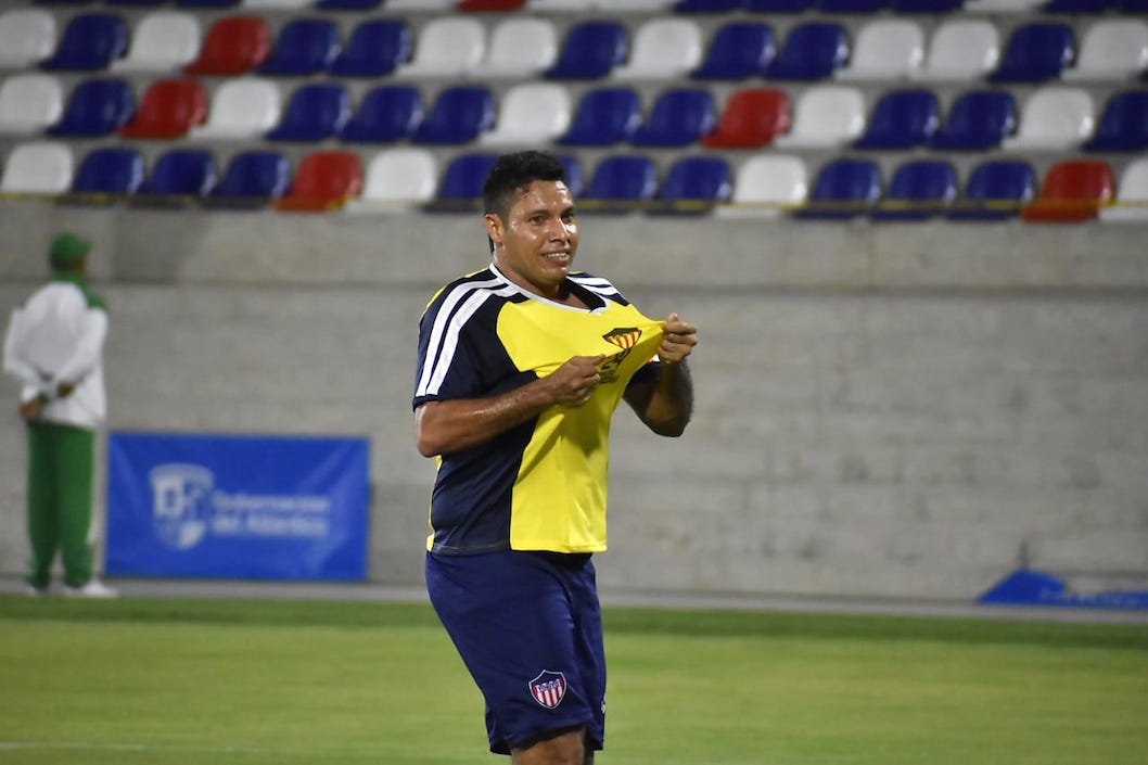 Martín Arzuaga en lo suyo, festejando los goles.