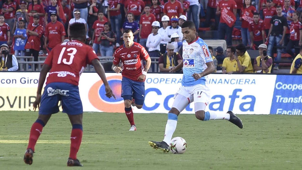 Gabriel Fuentes en otra jugada de ataque ante Elvis Perlaza.