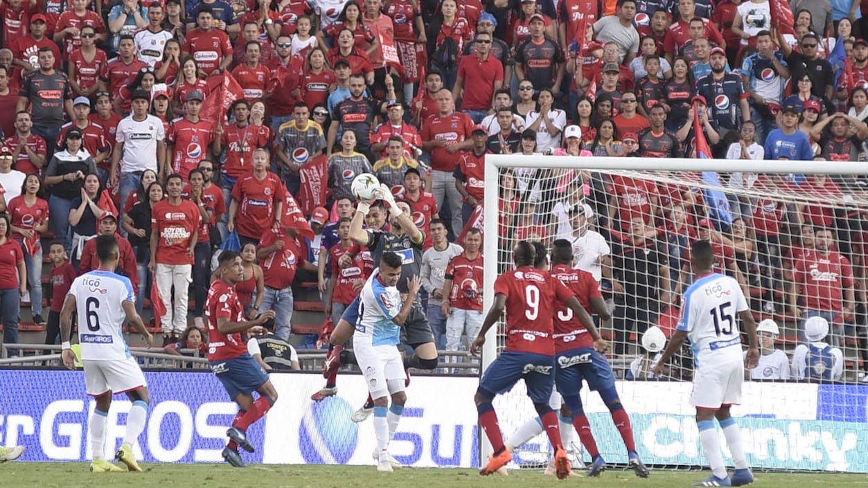 Sebastián Viera controla el balón ante una llegada de los locales.