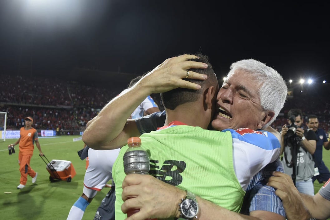 El Técnico Julio Comesaña abrazando a Jarlan Barrera.