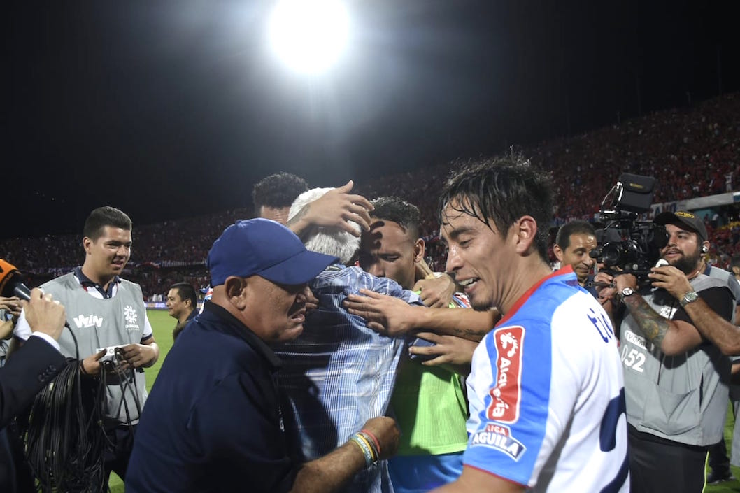 Fabián Sambueza festejando.