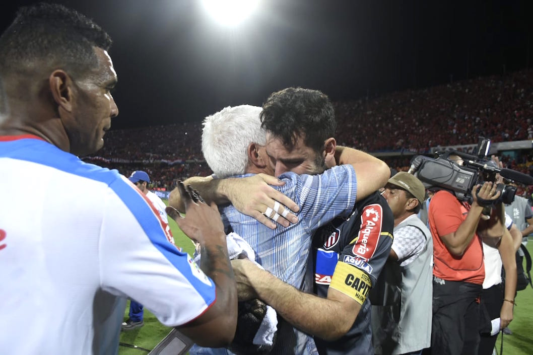 El Técnico Julio Comesaña y el capitán Sebastián Viera se confunden en un abrazo.