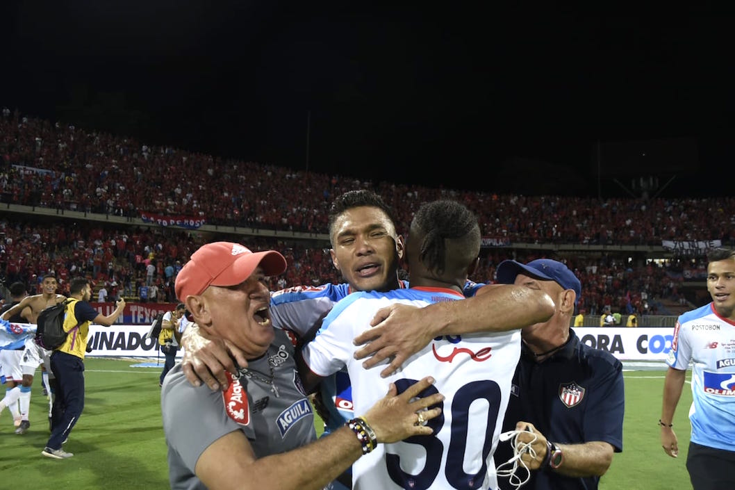 Teófilo Gutiérrez en un abrazo con Iván Rivas.