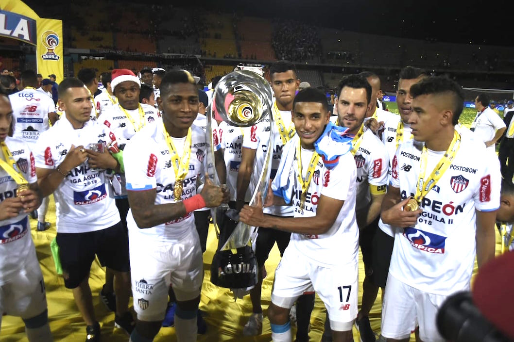 Jugadores del Junior muestran orgullosos el trofeo de campeón.