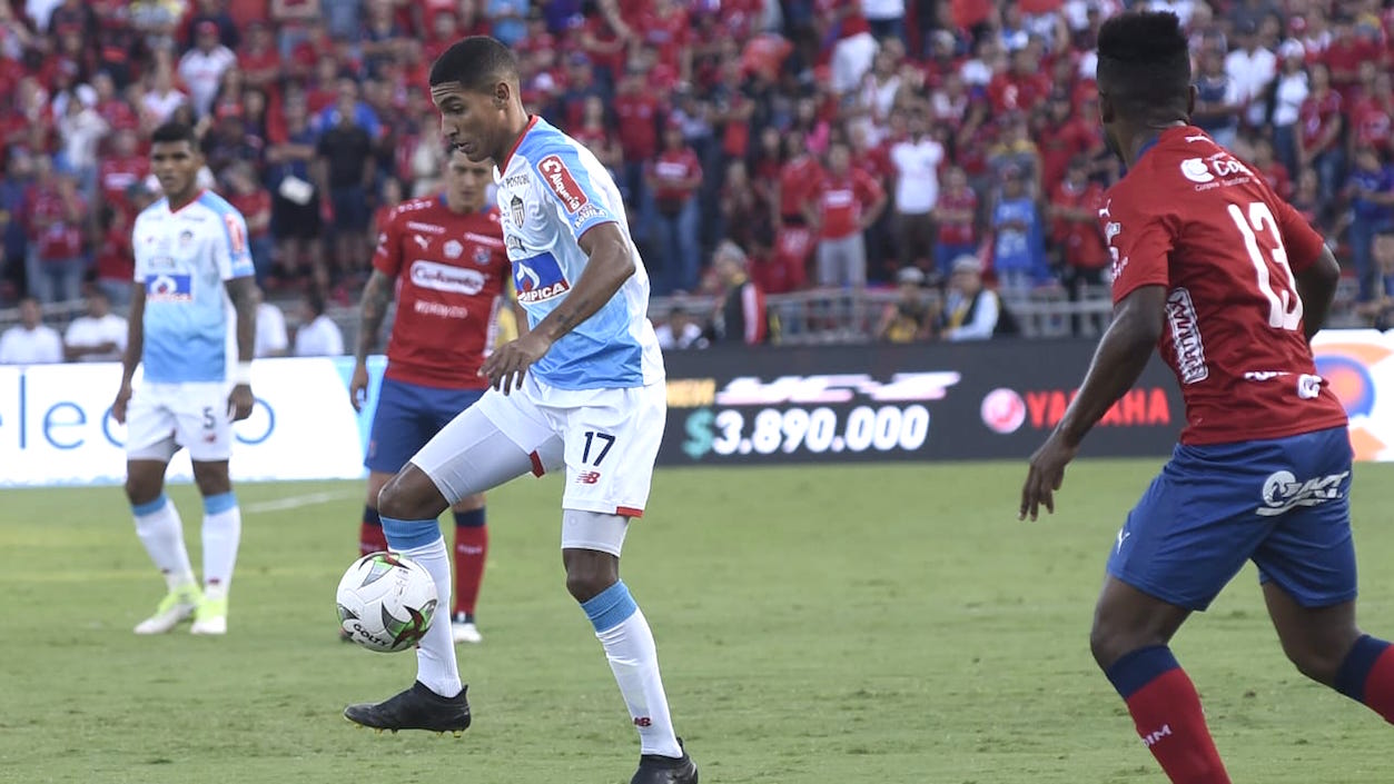 El lateral Gabriel Fuentes proyectándose al ataque.