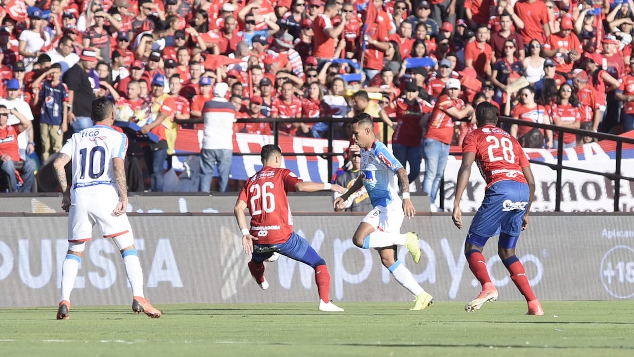 James Sánchez intentando eludir las marcas de Brayan Castrillón y Larry Angulo.