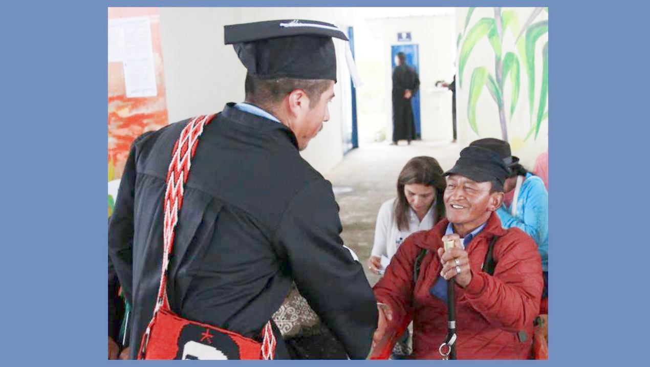 Un exguerrillero es felicitado después de graduarse.