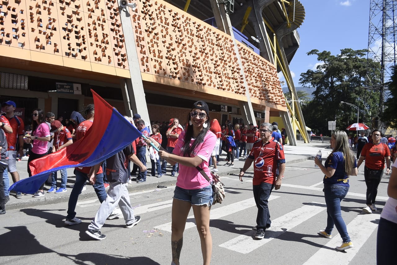 Ondeando banderas, aficionados acuden al escenario.