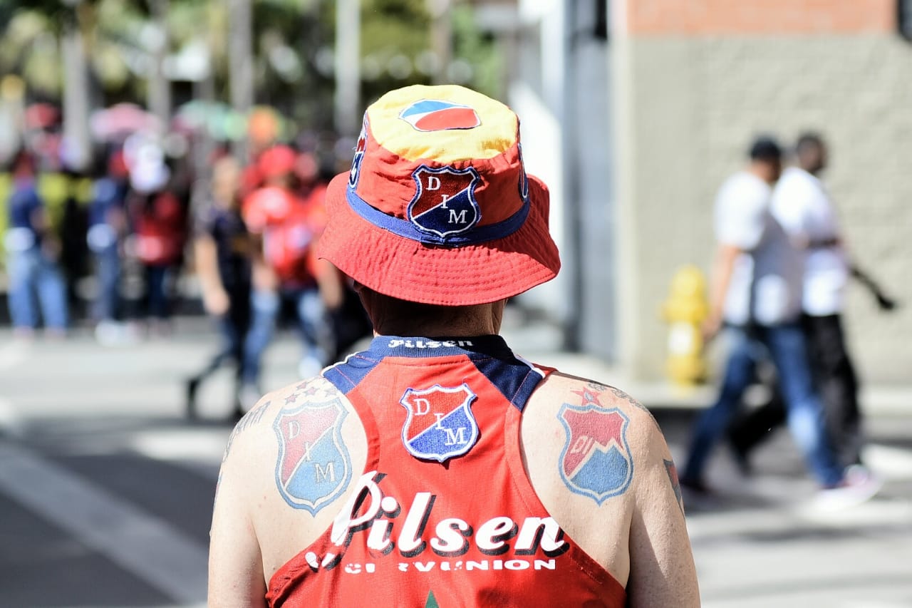 Luciendo diferentes atuendos, los aficionados llegan al estadio.