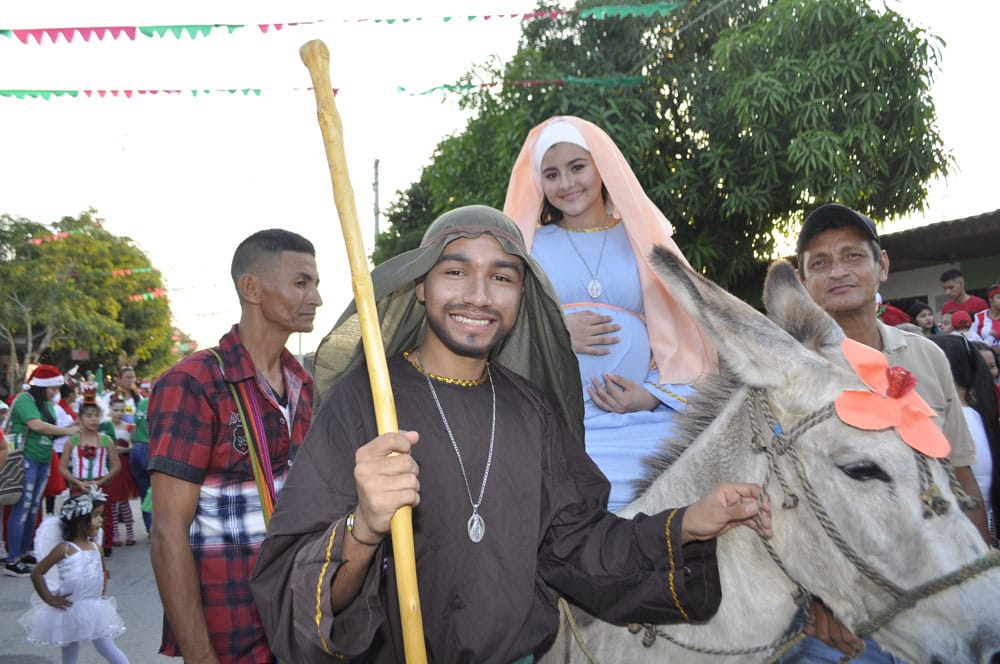 Pesebre en vivo desfiló por las calles del municipio.