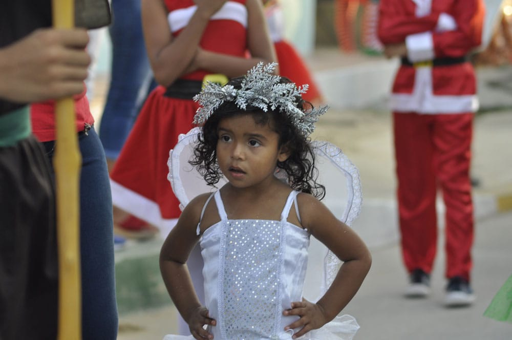 Niños disfrazados de angelitos en Polonuevo.