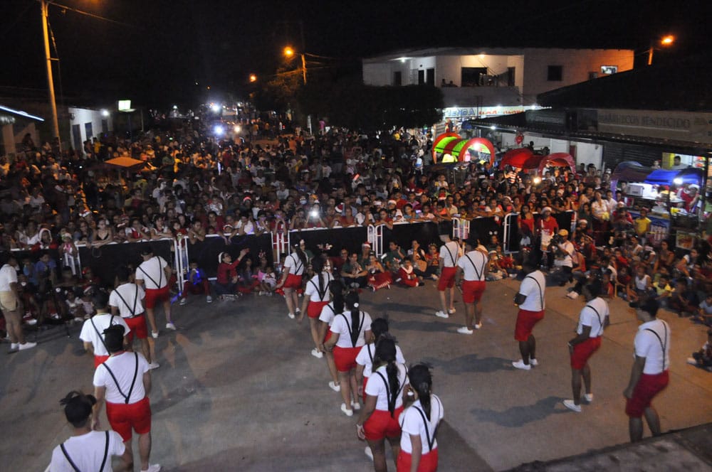 Muestra de talento en la plaza principal del municipio.