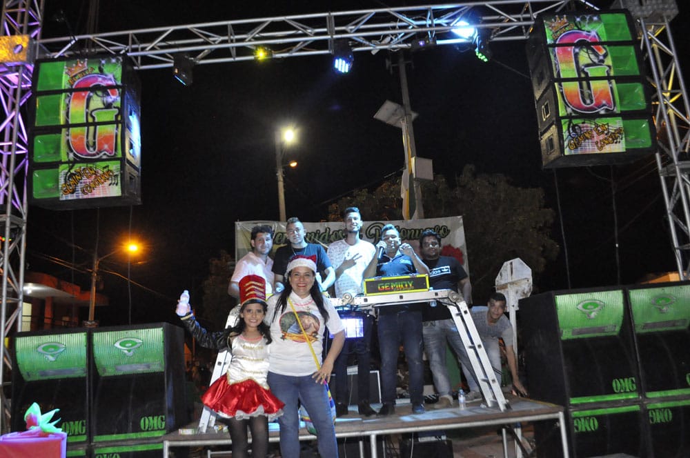 Un picó amenizó el evento con música navideña.
