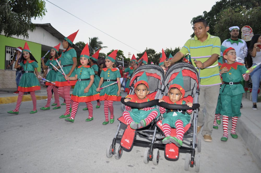Pequeños duendes hicieron parte activa del desfile.