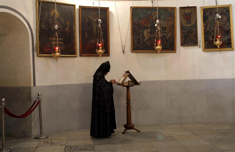 Un clérigo cristiano reza dentro de la Iglesia de la Natividad, considerado como el lugar de nacimiento de Jesucristo, en Belén (Gaza y Cisjordania)