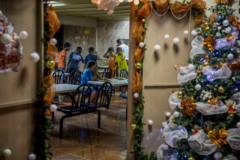 Un grupo de niños se alista para la cena en la "Casa Hogar Santo Domingo Savio", en el barrio Palo Verde de Caracas (Venezuela). 