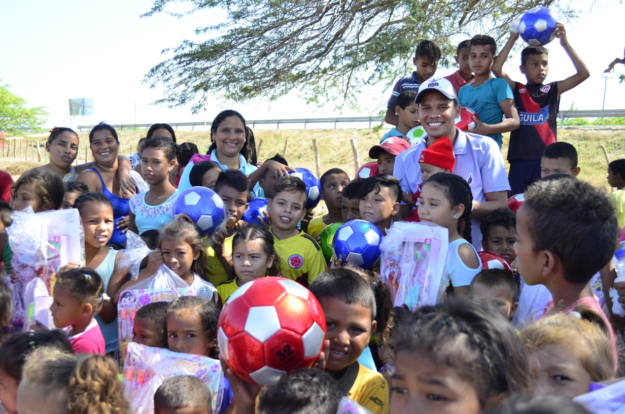 Niños de Cerro de San Antonio rodean a Carlos Bacca.
