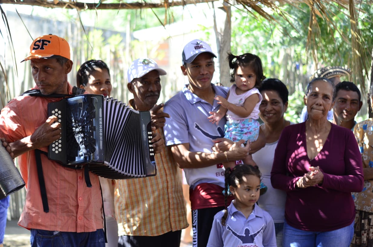 La música vallenata no podía faltar en la entrega de regalos de Carlos Bacca en Cerro de San Antonio.