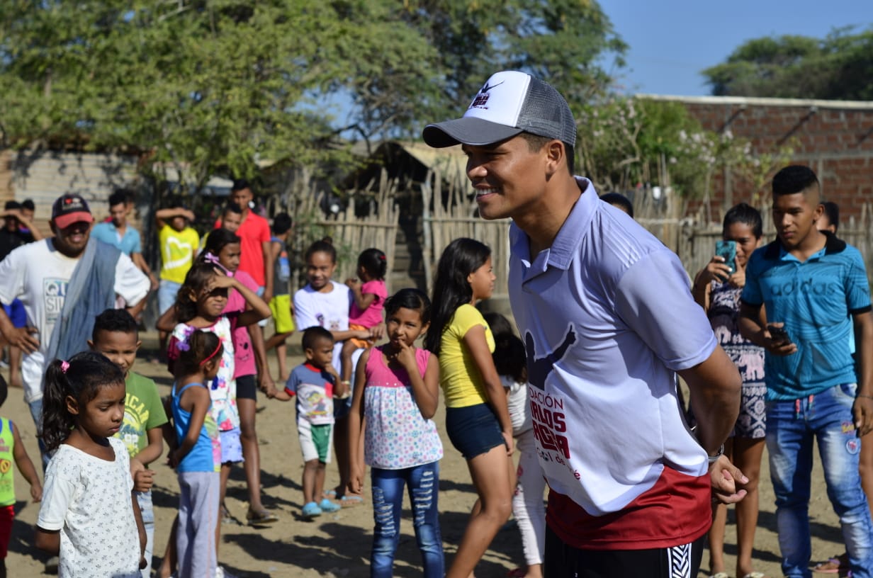 Carlos Bacca y voluntarios de su Fundación animaron la entrega de regalos,