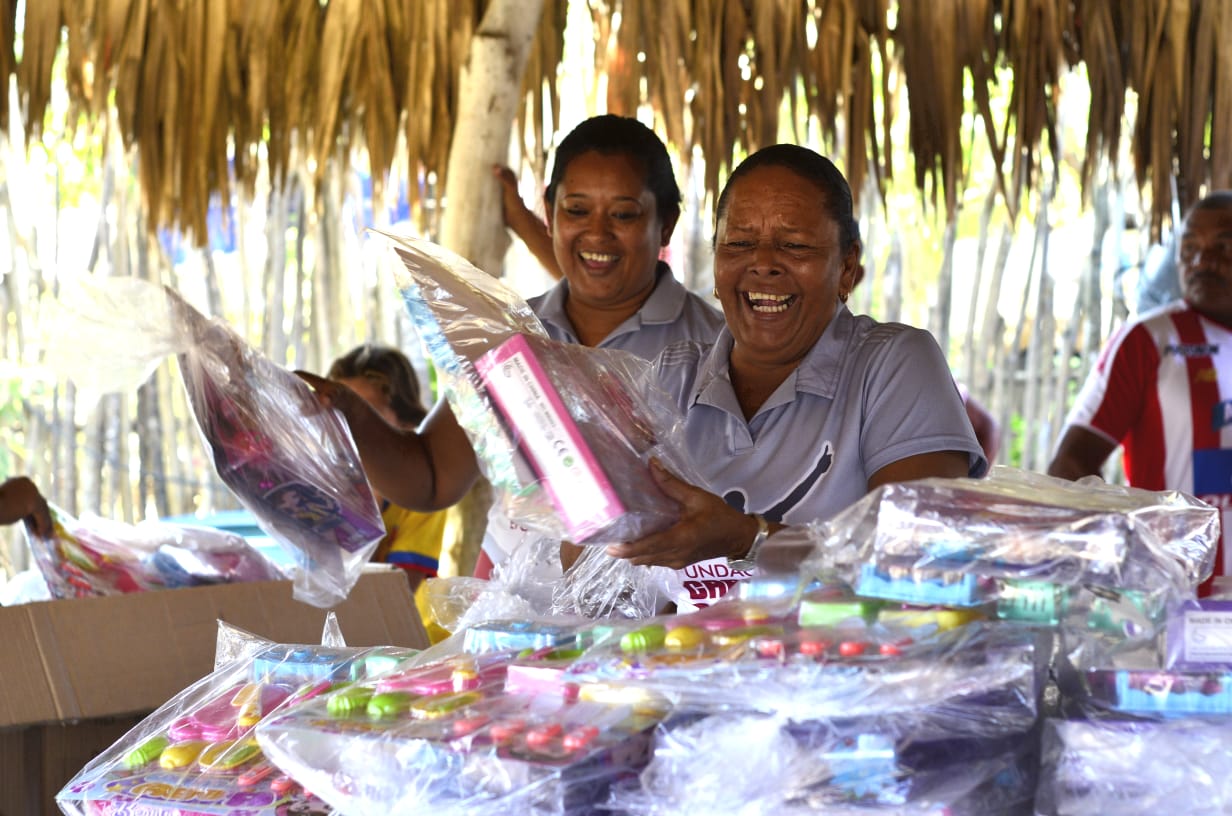 Eloisa Ahumada, madre de Carlos Bacca, acompañó a su hijo en la entrega de regalos.