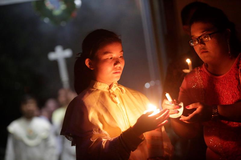 Pese a la tragedia por el tsunami, los indonesios también celebran.