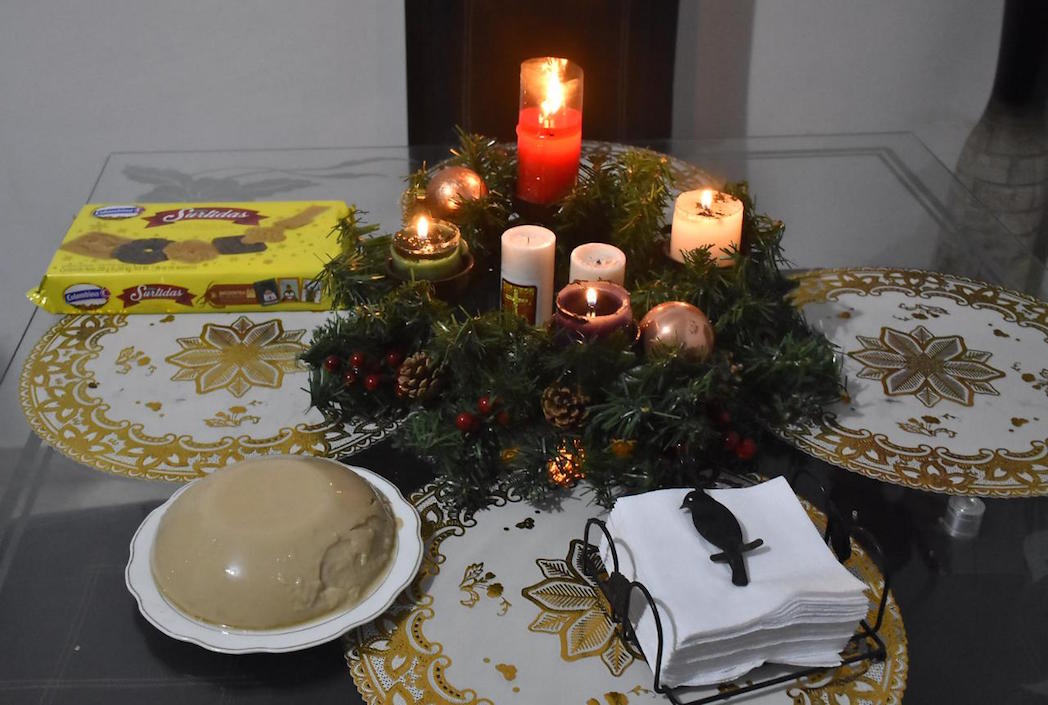La natilla, galletas y las velas.
