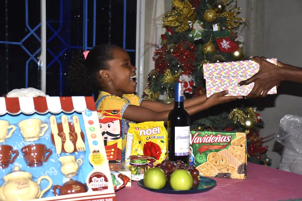 Entrega de regalos en reunión familiar.