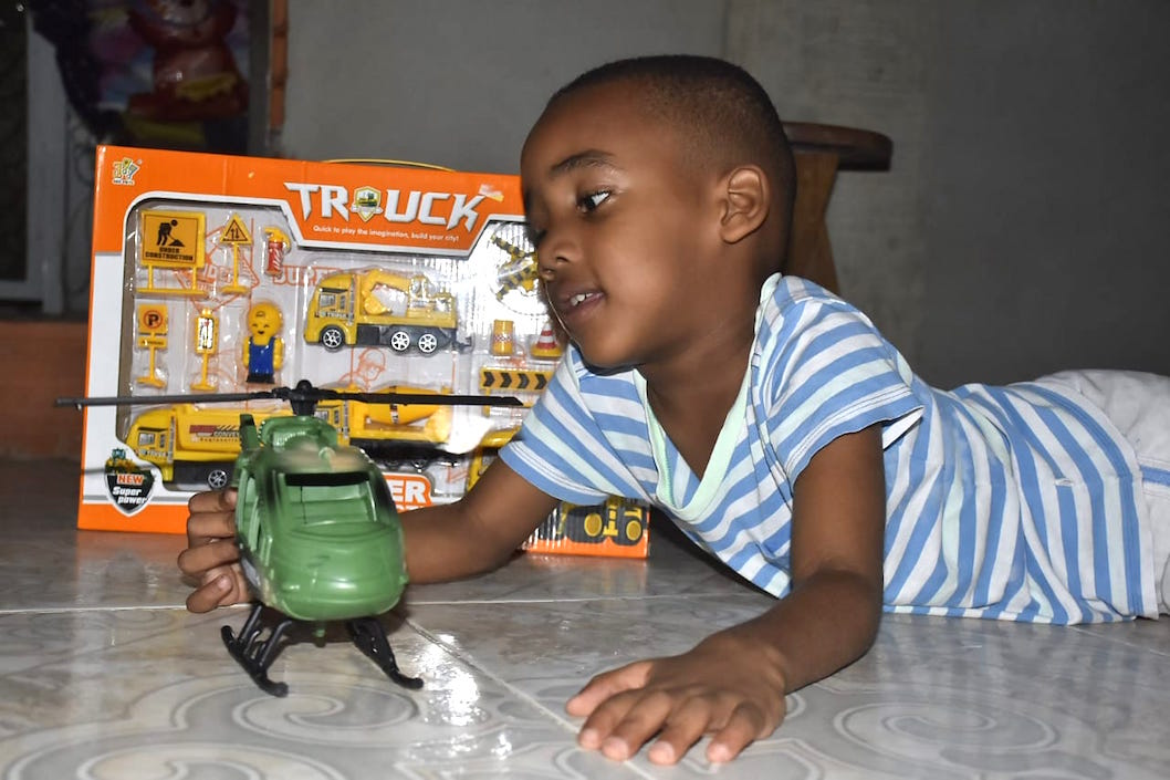 Los niños contentos con sus aguinaldos.