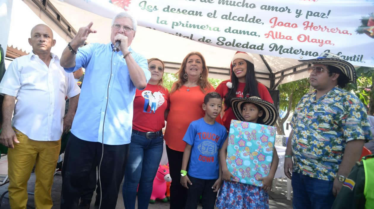 Las autoridades soledeñas en la entrega de regalos en campaña del Materno Infantil.