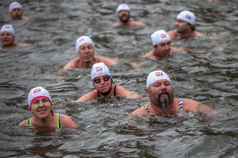 Los bañistas desafiaron el frío de las heladas aguas.