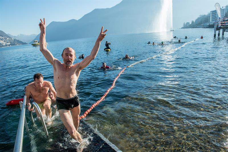 Varias personas participan en el tradicional baño de invierno en el lago Lugano en Paradiso (Suiza).