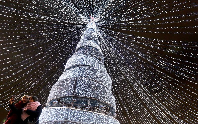 Vista de la iluminación para Año Nuevo, en Minks (Bielorrusia).