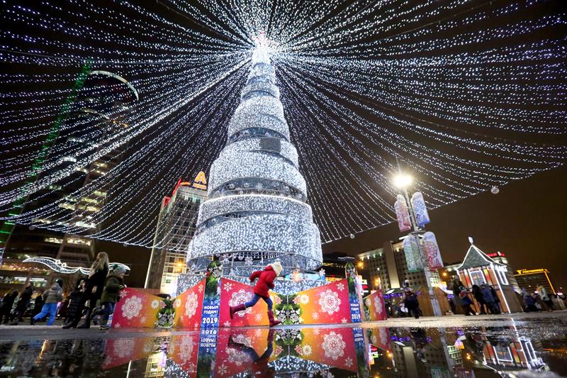 Plaza iluminada en Minks (Bielorrusia).