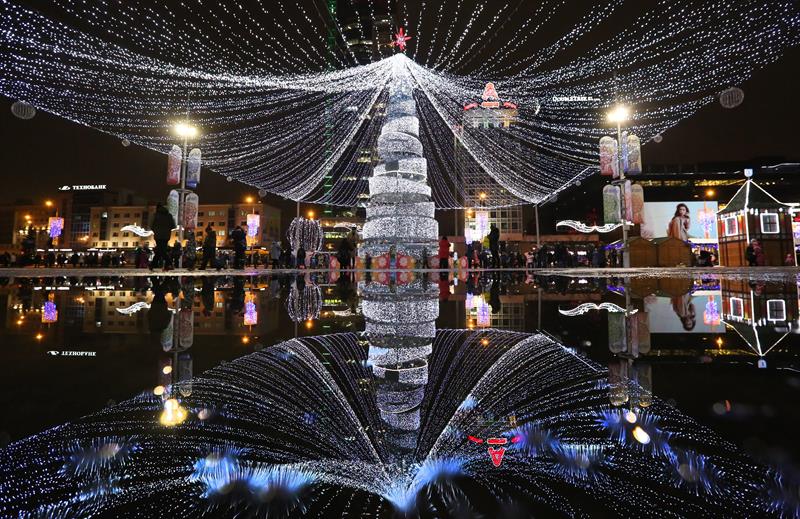 Plaza en Europa decorada de Navidad.