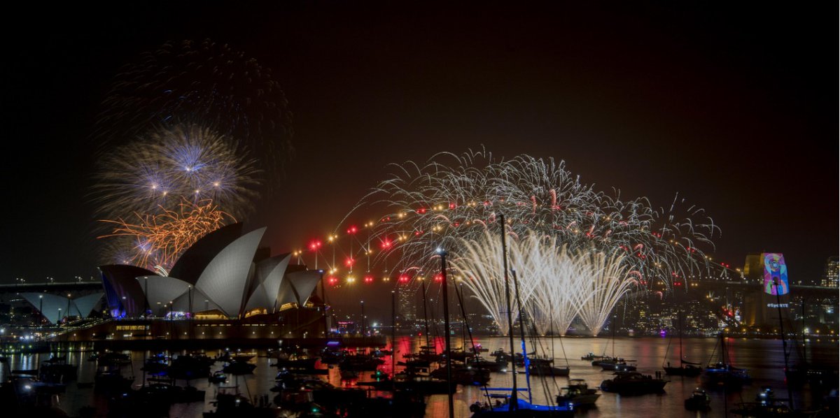 Vista de la bahía de Sidney, Australia, iluminada por la llegada del 2019.