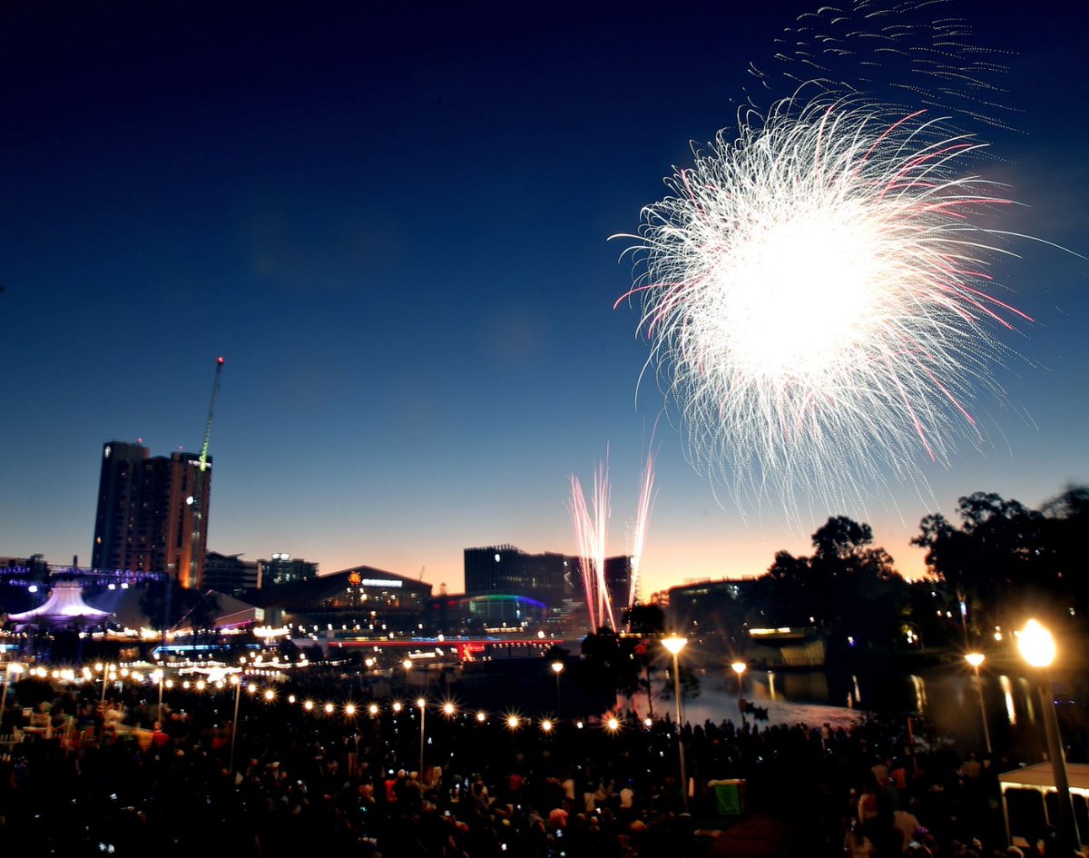 Fuegos artificiales sobre el cielo de Singapur para celebrar la llegada del 2019.