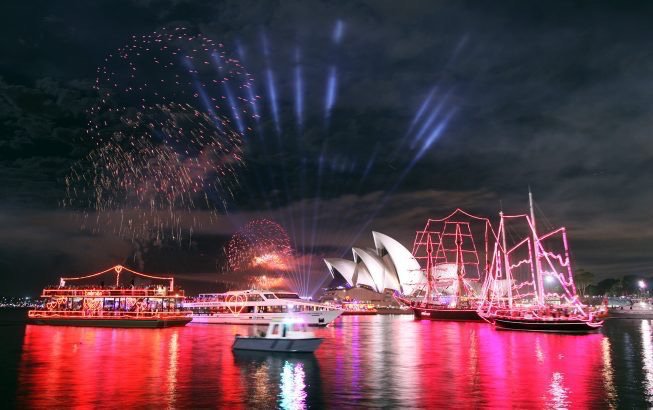 Fuegos artificiales sobre el puente de la Bahía de Sídney para celebrar el Año Nuevo en Australia.