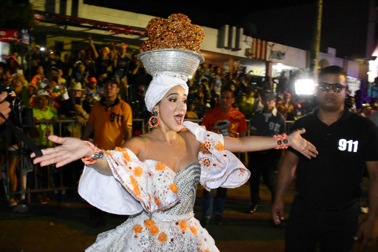 Una palenqueyera les alegra la vida a cientos de barranquilleros que asistieron a la Guacherna.