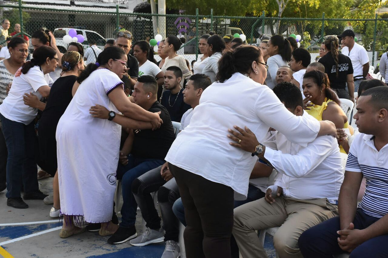 Vecinos y allegados abrazan a los uniformados sobrevivientes y a las familias de los policías fallecidos.