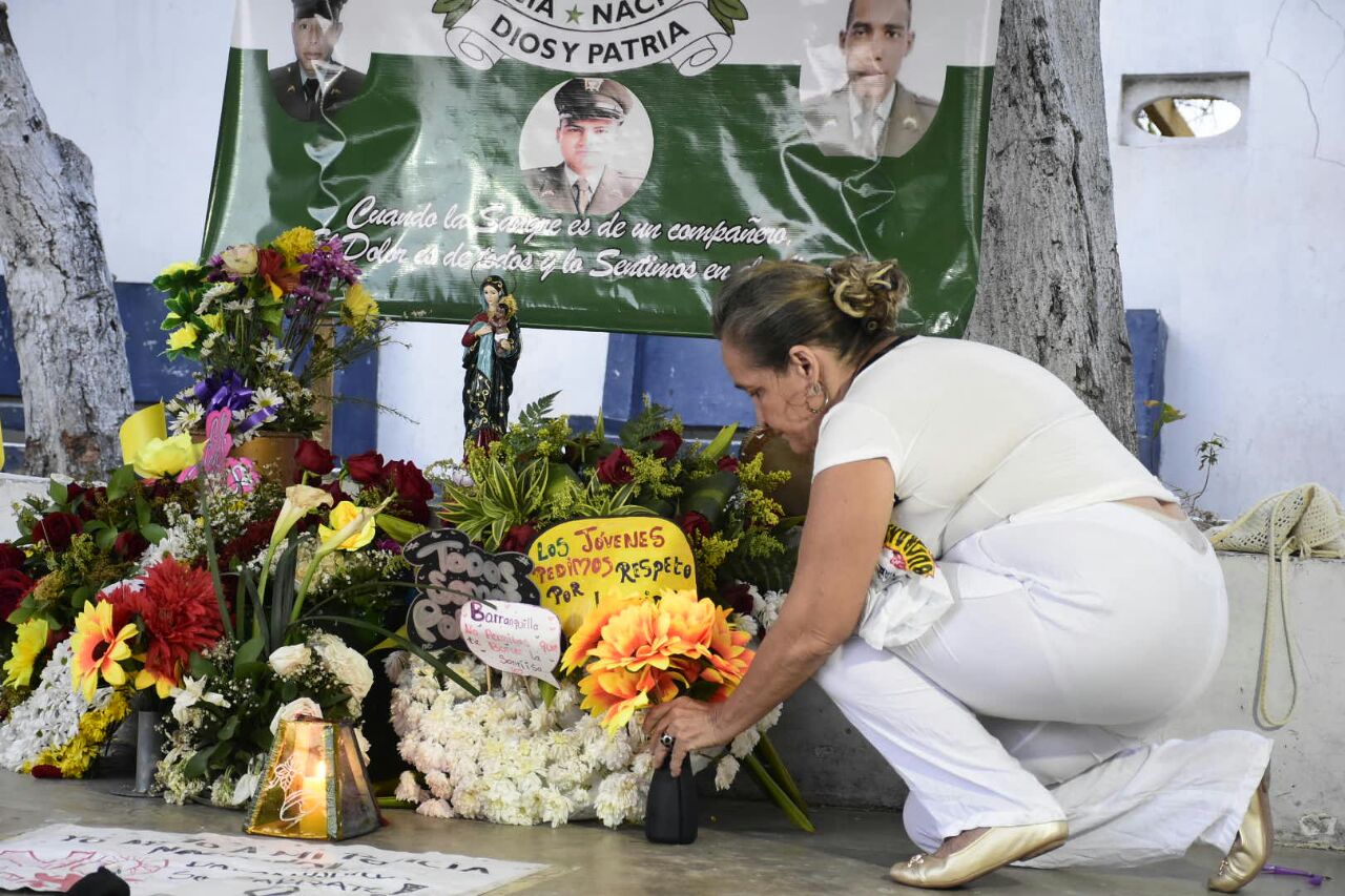 Un altar en memoria de los policías muertos en el atentado.