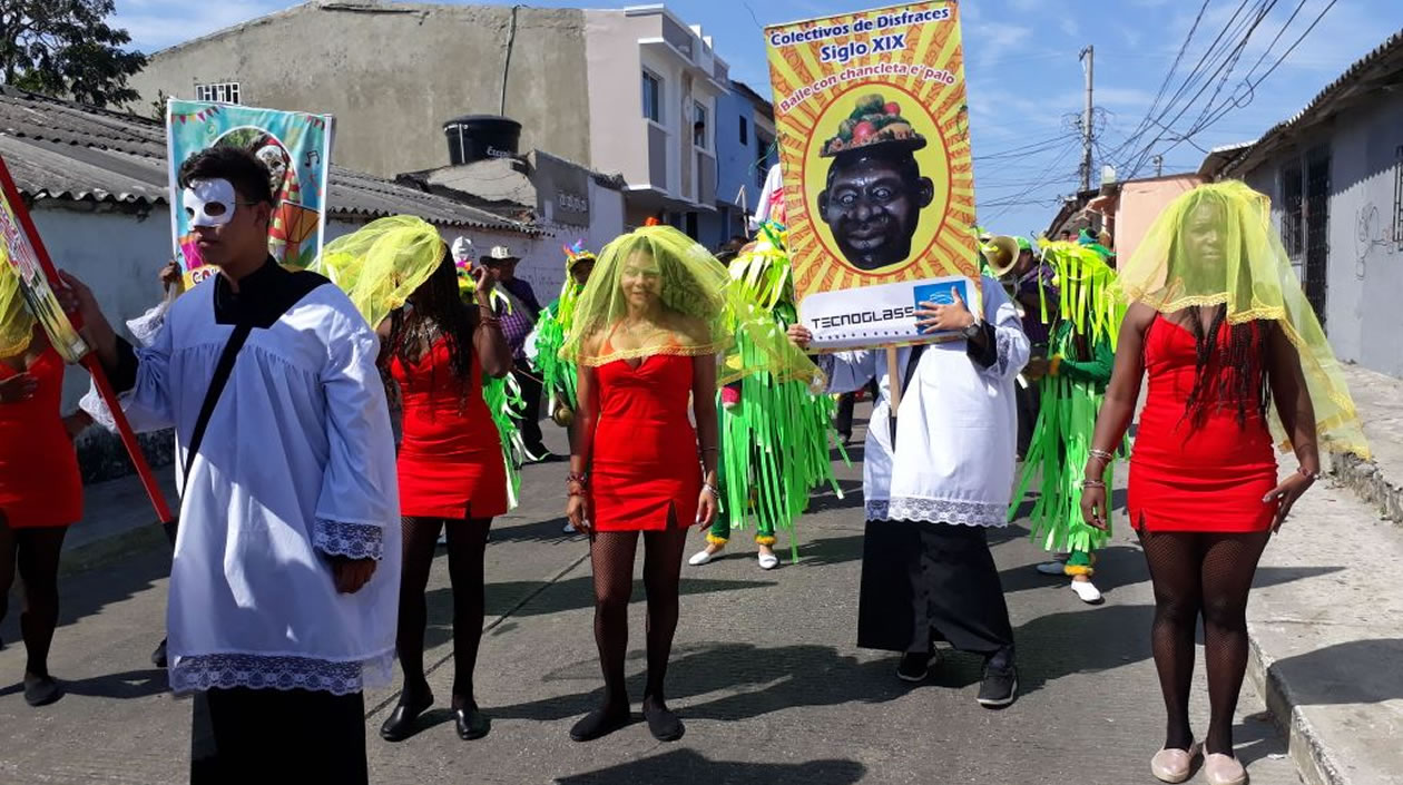 Los disfraces colectivos en homenaje a San Agatón.