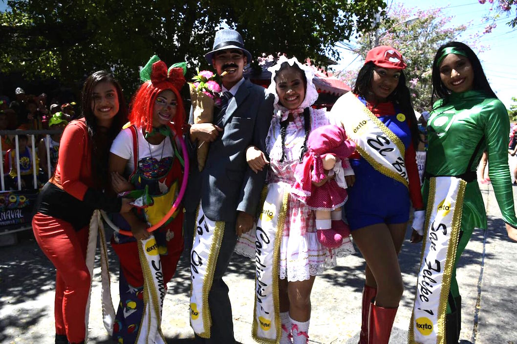 Reinas populares presentes en el desfile.