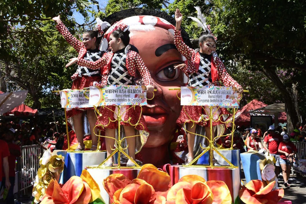 Sofía, Mariana Elisa y María Angélica, reinas infantiles de la comparsa Destellos del Carnaval.