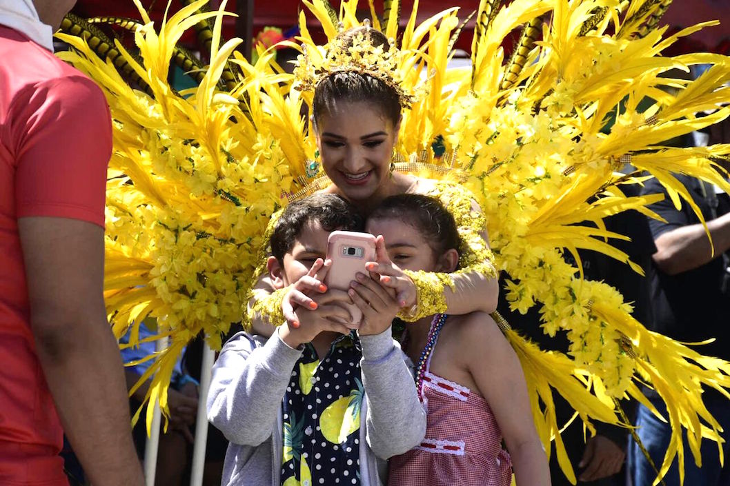 La 'selfie' de la reina Valeria con los niños.