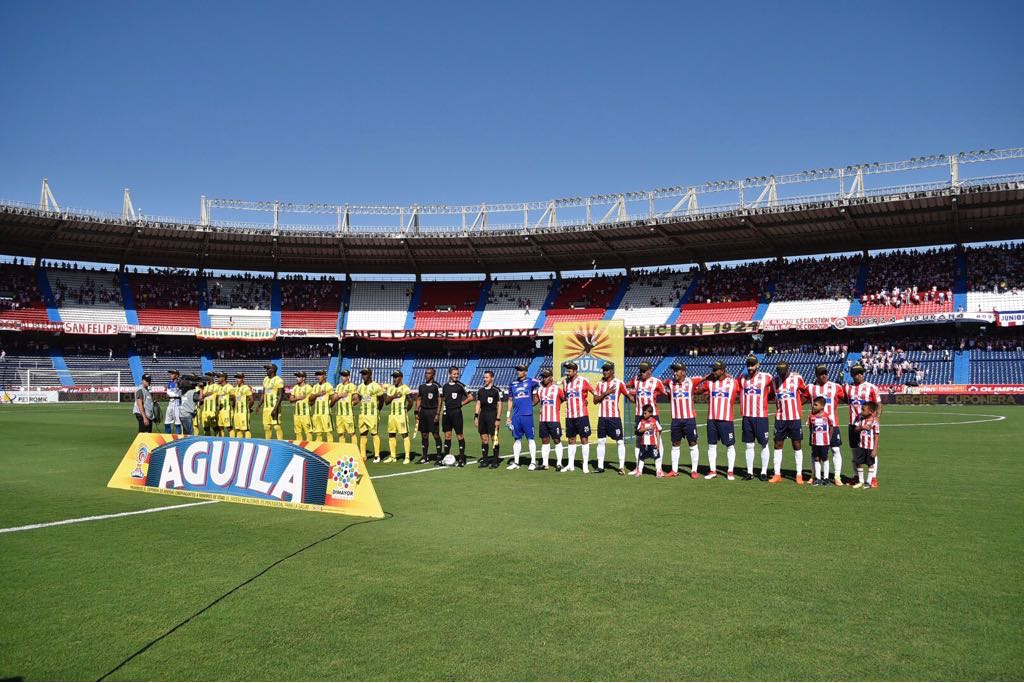 Las nóminas titulares de los equipos, homenajeando a los policías fallecidos.