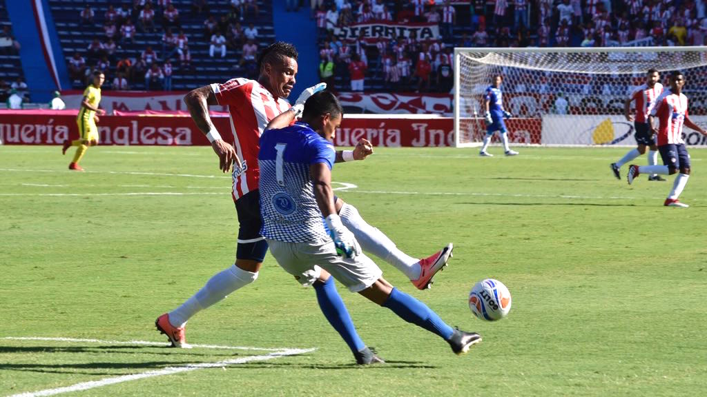 El arquero Luis Ojeda logra despejar una jugada de peligro ante el acoso de Jonatan Álvez.