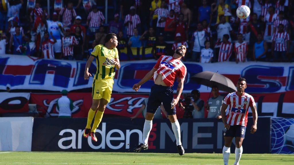 Jonathan Ávila despeja de cabeza ante una llegada del Bucaramanga.