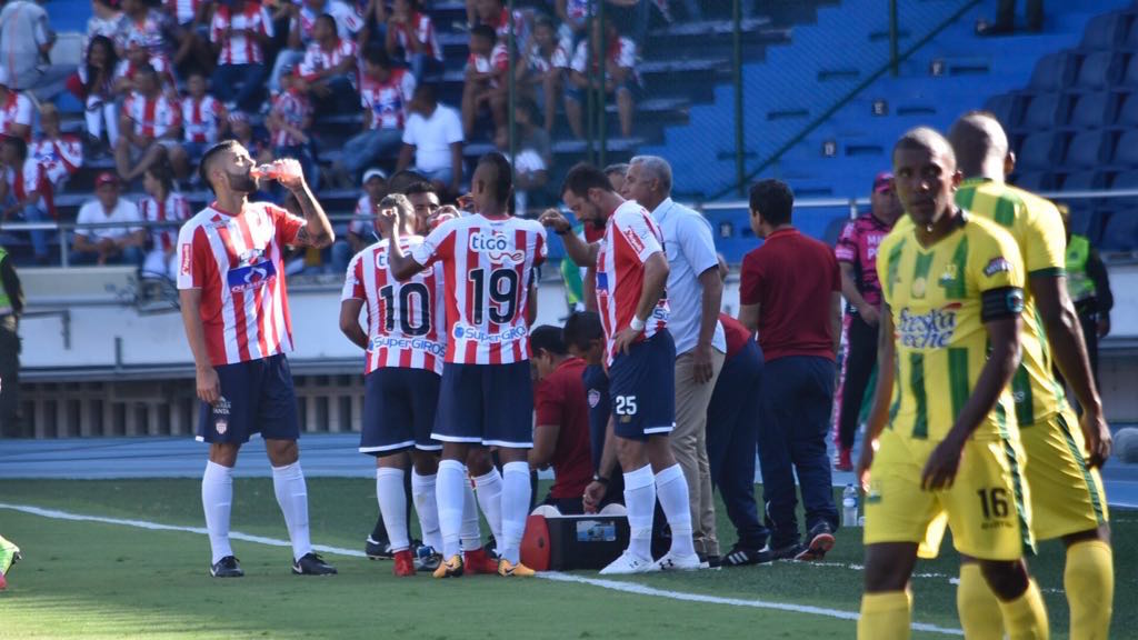 Momento para la hidratación ante la sofocante temperatura en el Metropolitano.